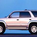 El 1998 Toyota 4Runner Limited es uno de los modelos más admirados de la tercera generación. Este año en particular es muy buscado por los coleccionistas debido a su diseño con parachoques cromados, que muchos consideran más elegante que los modelos posteriores con parachoques pintados.

Equipado con un motor V6 de 3.4L, este 4Runner ofreció 187 caballos de fuerza y tuvo una de las mejores opciones de transmisión: la manual de 5 marchas, que brindaba a los conductores un control más preciso sobre las ruedas. El diferencial trasero bloqueable electrónico y el sistema de tracción de múltiples modos ayudaban a conquistar cualquier terreno de forma efectiva. Los modelos de 1996 a 2000 ofrecieron la mejor combinación de tecnología de tracción y control manual para aventuras extremas.