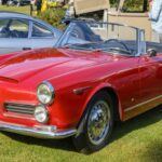 El Alfa Romeo 2600 Sprint representó lo mejor de la gama Alfa Romeo durante la década de 1960. Este coche de lujo de seis cilindros, con un motor 2.6L que producía 130 caballos de fuerza (y hasta 145 caballos en algunas versiones), fue diseñado tanto en versión coupé como convertible. El 2600 Sprint se destacó por su elegancia atemporal, con detalles como faros dobles y una capota en el capó que lo hacían un verdadero referente del diseño italiano. Aunque su motor no era el más potente de su tiempo, su elegante estética y su confort lo hicieron ideal para los viajes largos por carretera. Los modelos bien conservados hoy en día pueden superar los $100,000 en subasta.