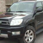 En Japón, la Toyota 4Runner no era conocida como tal. Allí, se la conocía como el Hilux Surf, lo que hacía referencia directa a sus raíces como una variante del pick-up Hilux. Aunque los modelos japoneses se dejaron de vender en 2009, la versión japonesa tenía diferencias notables en comparación con la estadounidense. Por ejemplo, el motor base de los modelos japoneses era de 2.0L, mientras que en los EE. UU. era de 2.4L. Además, los modelos japoneses tenían opciones a diésel, algo que no estuvo disponible en los Estados Unidos, donde los motores de gasolina eran la norma. Esta diferencia en motorización y combustible era una de las principales características que separaba la 4Runner japonesa de su contraparte estadounidense.