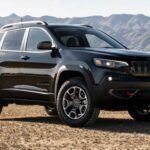 El Jeep Cherokee, con un valor de reventa del 53,6 por ciento, sobresale en el segmento de los SUVs de tamaño mediano. Conocido por su capacidad todoterreno, el Cherokee es una excelente opción para quienes necesitan un vehículo que pueda enfrentarse a terrenos difíciles sin perder confort en carretera. Aunque tiene algunas desventajas en cuanto a consumo de combustible y espacio de carga, su confiabilidad y la credibilidad de la marca Jeep hacen que su valor se mantenga alto.

Ventajas: Capacidad todoterreno, buen manejo, reputación de Jeep.

Contras: Consumo de combustible elevado, espacio de carga limitado.