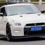 El Nissan GT-R R35 es uno de los autos deportivos más icónicos y con mejores prestaciones, pero su mantenimiento puede ser un dolor de cabeza para los conductores. Muchos propietarios han experimentado problemas con el módulo de control de transmisión, especialmente después de lanzamientos agresivos. Además, las modificaciones en el coche, aunque tentadoras, suelen anular la garantía y pueden afectar componentes clave a largo plazo. El mantenimiento de la transmisión dual-clutch también es costoso, ya que requiere cambios frecuentes de líquido de transmisión. Si bien es un coche impresionante, es fundamental estar preparado para los gastos que conlleva su mantenimiento.

Ventajas: Rendimiento sobresaliente, experiencia de conducción única, diseño icónico.

Contras: Problemas con la transmisión, costoso mantenimiento de la transmisión, modificaciones problemáticas.