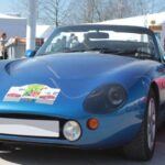 El TVR Griffith era pura potencia británica sin ayudas electrónicas, pero precisamente esa simplicidad lo dejó fuera de EE. UU. No tenía equipamiento de seguridad esencial, como airbags o control de emisiones adaptado, lo que imposibilitó su homologación.