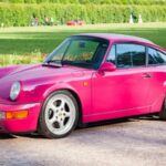 La Porsche 964 Carrera RS, una de las versiones más puras y deportivas del Porsche 911, nunca fue homologada para su venta en EE. UU. debido a que fue diseñada sin lujos para ofrecer un rendimiento óptimo. La Carrera RS fue una versión aligerada del 911, construida con materiales livianos y sin comodidades como aire acondicionado, vidrios eléctricos o incluso alfombrado. En lugar de la comodidad, Porsche centró todos los esfuerzos en la performance del modelo, lo que lo convirtió en el sueño de cualquier entusiasta de la conducción. A pesar de la demanda en EE. UU., Porsche nunca consideró necesario homologar este modelo para cumplir con las regulaciones de seguridad, manteniéndolo exclusivamente en Europa.