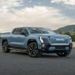 Por 105.000 dólares, el GMC Sierra EV Denali ofrece una experiencia de conducción de alto nivel, con capacidad de remolque y rendimiento off-road a la altura de su linaje. Sus 400 millas de autonomía, sumadas a un interior repleto de comodidades y tecnología avanzada, lo colocan como una de las opciones más exclusivas para quienes buscan potencia eléctrica sin renunciar al refinamiento.