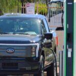 Ford apuesta por baterías de fosfato de litio-hierro (LFP), que eliminan el uso de cobalto y níquel, materiales costosos y controvertidos. Estas baterías no solo son más económicas y ligeras, sino que además forman parte estructural del vehículo, reduciendo peso y mejorando la eficiencia energética.
