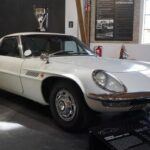 El Mazda RX-7 es probablemente el modelo más famoso de la marca en cuanto a autos deportivos. Con su motor rotativo de dos rotores, el RX-7 fue un referente de los deportivos japoneses de los años 80 y 90. Su ligereza, diseño aerodinámico y la potencia de su motor le otorgaron una excelente relación peso/potencia, convirtiéndolo en uno de los autos más ágiles de su época. Además, su perfil bajo y sus características de diseño lo convirtieron en un icono del automovilismo y un favorito de los aficionados al tuning. A lo largo de sus tres generaciones, el RX-7 consolidó la reputación de Mazda como un fabricante de deportivos puros.