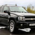 El Chevrolet Trailblazer es conocido por sus frecuentes problemas en el motor y la transmisión, lo que se traduce en altos costos de mantenimiento y reparaciones. Las piezas de la suspensión y la dirección también suelen desgastarse antes de lo esperado, lo que afecta gravemente el manejo del vehículo. Además, carece de características modernas que otros SUV de su categoría ofrecen, lo que lo hace menos competitivo en comparación con sus rivales. El Trailblazer también es propenso a problemas de óxido, especialmente en zonas con inviernos rigurosos, lo que lo convierte en una opción riesgosa para quienes buscan un SUV usado.