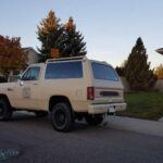 El Dodge Ramcharger es un SUV clásico que combina la robustez con una gran capacidad de remolque y un motor potente. Su diseño sólido y su gran motor le permiten enfrentarse a casi cualquier terreno, desde montañas rocosas hasta caminos embarrados. Con un interior amplio y una durabilidad excepcional, el Ramcharger ofrece una excelente combinación de confort y capacidad off-road. Aunque el modelo ya no se fabrica, su legado de resistencia y potencia sigue siendo celebrado por los aficionados de los SUV clásicos.