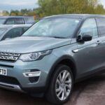 El Land Rover Discovery es sinónimo de lujo, elegancia y capacidad de remolque, con una impresionante capacidad de hasta 8,200 libras. Este SUV está diseñado para quienes buscan un vehículo de alta gama con capacidades todoterreno excepcionales. Su sofisticado diseño y el interior de alta gama hacen que cada viaje, ya sea en la carretera o en el campo, sea una experiencia placentera. Además, su avanzada tecnología y características de seguridad aseguran que remolcar cargas pesadas sea fácil y seguro. El Discovery es el compañero ideal para quienes desean explorar lo desconocido mientras transportan lo que necesitan.