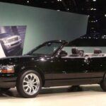 Mercury fue una marca interna de Ford creada en 1938 para llenar el espacio entre los modelos Ford y Lincoln. Aunque no era tan famosa como las otras marcas, Mercury produjo vehículos muy interesantes, como el Cougar (basado en el Mustang), y el Marauder, que utilizaba la base del Ford Crown Victoria. Durante años, Mercury fue una opción popular, pero la falta de una identidad clara y la crisis económica de los 2000s llevaron a su desaparición. En 2011, Ford cerró la marca Mercury definitivamente, dejando atrás una historia llena de altibajos.