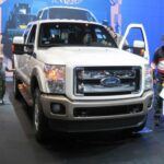 El Ford Super Duty F-350 es una camioneta conocida por sus capacidades sobresalientes de remolque y carga. Con varios motores potentes, incluidos los diésel, el F-350 es un vehículo construido para soportar los trabajos más exigentes. Los conductores aprecian su equilibrio entre potencia y tecnología avanzada, lo que permite que esta camioneta no solo sea robusta, sino también eficiente y fácil de manejar. Además, la reputación de Ford por la durabilidad de sus vehículos hace que el F-350 sea una opción ideal para quienes necesitan un vehículo fiable que pueda resistir todo tipo de condiciones extremas sin fallar.