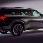 El QX80 Sport 2026 es el epitome del lujo, con asientos delanteros que ofrecen funciones de calefacción, ventilación y masaje para una experiencia de conducción inigualable. El sistema de infoentretenimiento destaca con una pantalla dual de 14,3 pulgadas y una pantalla táctil de 9 pulgadas dedicada a los controles del clima. Además, el vehículo está equipado con un sistema de audio premium Klipsch de 24 altavoces que asegura una calidad de sonido sobresaliente.