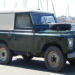 El Land Rover Series IIA, fabricado entre 1961 y 1971, es uno de los vehículos todoterreno más emblemáticos y populares del mundo. Su diseño robusto y su capacidad para conquistar cualquier terreno hacen de este modelo una opción ideal para restauradores que buscan un vehículo duradero y funcional. Restaurar un Series IIA no solo ofrece la oportunidad de poseer un Land Rover histórico, sino también de crear una camioneta capaz de soportar las condiciones más extremas. Este modelo es perfecto para quienes desean un vehículo que no solo sea clásico, sino también extremadamente capaz fuera del asfalto.