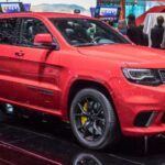 El Jeep Grand Cherokee Trackhawk es una bestia de SUV que desafía los límites de la velocidad. Con su motor V8 supercargado de 6.2 litros que entrega 707 caballos de fuerza, puede acelerar de 0 a 100 km/h en solo 3.5 segundos. Este SUV no solo se destaca en términos de rendimiento, sino también por su comodidad y tecnología. Ofrece un interior espacioso con materiales premium y un sistema de infoentretenimiento avanzado. Además, su tracción en las cuatro ruedas asegura que puedas enfrentar cualquier tipo de terreno, sin importar las condiciones.