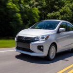 El Mitsubishi Mirage 2024 es otro modelo que ha sido duramente criticado por su fiabilidad. Este coche económico, que ofrece un precio asequible, es conocido por tener un motor de tres cilindros ruidoso y débil que causa una aceleración lenta. A pesar de ser una opción barata para quienes buscan un coche económico, los conductores han informado sobre su baja calidad de construcción y la frecuencia de reparaciones. Si bien su costo inicial es bajo, los problemas de fiabilidad pueden hacer que los costos de mantenimiento se acumulen rápidamente.