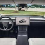 Uno de los aspectos más impresionantes del Model Y es su capacidad de almacenamiento. Gracias a la arquitectura eléctrica del vehículo, el espacio para equipaje es sorprendentemente grande, tanto en el maletero delantero como en el trasero. Los asientos traseros abatibles permiten ampliar el espacio disponible, lo que hace que este SUV sea perfecto para aquellos que necesitan versatilidad en su vehículo.