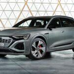 Precio Actual: $76,000 (aproximadamente)
Caída de valor en 5 años: Más de $50,000

El Audi Q8 e-tron está a punto de ser rediseñado, lo que ha generado una caída en su valor de reventa. Según Kelley Blue Book, este SUV eléctrico podría perder más de $50,000 en los próximos cinco años, dejándolo en alrededor de $23,000 de valor residual. Los concesionarios están ofreciendo grandes descuentos para evitar quedarse con inventario antiguo antes de que llegue el modelo actualizado. Dado que el mercado de SUV eléctricos es cada vez más competitivo, los compradores pueden aprovechar este momento para obtener un precio más bajo por el Q8 e-tron antes de su rediseño.