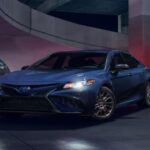 El Toyota Camry no solo es un sedán, sino una verdadera institución en el mundo de los vehículos fiables. A pesar de que el mercado ha cambiado, favoreciendo a los SUV y camionetas, el Camry sigue siendo el sedán más vendido de América durante más de dos décadas. Este modelo se destaca por su fiabilidad y longevidad, características que lo han mantenido como una opción popular entre los conductores.

El Camry ofrece versiones tanto con motores de seis cilindros como híbridas, lo que le permite equilibrar el rendimiento con la eficiencia de combustible. Además, su diseño estilizado y los detalles deportivos del modelo TRD, con ruedas de bronce, no solo mejoran su estética, sino que mantienen su reputación como un vehículo confiable y de bajo mantenimiento.