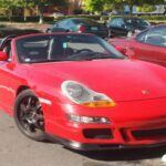El Porsche Boxster 2013 es un auto deportivo que ofrece una combinación de lujo y rendimiento excepcional. Su motor de 2.7 litros y 265 caballos de fuerza ofrece una aceleración impresionante y una excelente adherencia en la carretera. Para los que buscan más rendimiento, el Boxster S cuenta con un motor de 3.4 litros y 315 caballos de fuerza, convirtiéndolo en una opción aún más emocionante.

Su diseño de motor central proporciona una distribución equilibrada del peso, lo que garantiza un manejo preciso y dinámico. Además, el interior del Boxster está hecho con materiales de alta calidad, ofreciendo una experiencia de lujo a sus conductores. Aunque sigue siendo un auto de dos plazas, su ingenioso diseño ofrece dos áreas de carga, una al frente y otra en la parte trasera.

Precio de Rango: $24,000 - $33,500