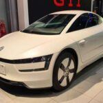 El Volkswagen XL1 es un claro ejemplo de cómo un concepto puede convertirse en realidad. Este coche ultraligero y aerodinámico, que se produjo en una cantidad limitada a partir de 2013, alcanzó una impresionante eficiencia de combustible de más de 260 millas por galón. Con su diseño enfocado en la sostenibilidad, el XL1 utiliza materiales avanzados y una combinación de tecnología híbrida para minimizar su impacto ambiental. Aunque su producción fue limitada, el XL1 dejó una huella importante como un adelanto de lo que los vehículos ecológicos podrían ofrecer, combinando rendimiento y eficiencia en un paquete de bajo consumo.