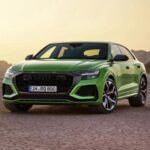 El Audi RS Q8 2025 (USD $138,300) es un SUV cupé que destaca por su refinamiento y rendimiento extremo. Equipado con un motor V8 biturbo de 4.0 litros que genera 631 caballos de potencia, el RS Q8 acelera de 0 a 100 km/h en 3.4 segundos, rivalizando con modelos deportivos mucho más caros, como el Lamborghini Urus. Este SUV es un lujo en términos de diseño y rendimiento, combinando un estilo sobrio con tecnología avanzada.

De serie, el RS Q8 viene con llantas de 22 pulgadas, frenos cerámicos, y suspensión neumática adaptativa. Su interior cuenta con asientos deportivos de cuero, sistema de sonido Bang & Olufsen 3D y pantallas táctiles duales. Aunque su espacio de carga es menor en comparación con otros SUV de tres filas, su rendimiento, junto con un diseño refinado, lo convierte en una de las mejores opciones del mercado.