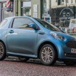 El Aston Martin Cygnet es, sin lugar a dudas, uno de los vehículos más extraños que la marca británica haya producido. Basado en el Toyota iQ, este microcoche de lujo fue diseñado para cumplir con los requisitos de emisiones de la marca sin comprometer la imagen de Aston Martin.

A pesar de contar con un motor de 1.3 litros y solo 97 caballos de fuerza, Aston Martin le dio un tratamiento exclusivo al interior, dotándolo de materiales de lujo y detalles que no se veían en el Toyota original. El Cygnet no tuvo el éxito esperado y solo se produjeron unas pocas unidades, pero su concepto fue un intento curioso de la marca para cumplir con las normativas sin perder su esencia.