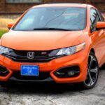 El Civic de la novena generación se centró en la mejora de la tecnología y la refinación de sus características. Se introdujeron opciones como el sistema de infoentretenimiento HondaLink y nuevas características de seguridad avanzada. El modelo de 2013 recibió una actualización significativa que mejoró el estilo y la calidad, respondiendo a las críticas de los consumidores. El Civic Si de esta generación continuó destacándose por su motor de 2.4 litros, que ofrecía una excelente combinación de potencia y par motor. La novena generación mantuvo la reputación del Civic como un vehículo confiable y accesible para los conductores prácticos y los amantes del rendimiento.
