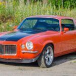 El Chevrolet Camaro, emblema del muscle car estadounidense, ha sido una de las piezas más codiciadas en el mercado de coches clásicos. Los modelos de finales de los años 60, especialmente aquellos de 1967 a 1969, se destacan por su rendimiento robusto y su estilización clásica. La fascinación por los muscle cars sigue viva, y el Camaro es una de las opciones más apetecidas tanto por entusiastas como por inversores. Con su combinación de potencia, diseño y nostalgia, el Camaro es una apuesta segura para aquellos que desean invertir en la historia de los coches deportivos americanos.