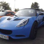 La Lotus Elise es el epítome de la ligereza y la agilidad. Con un diseño minimalista y un enfoque exclusivo en el rendimiento, la Elise ofrece una conexión única con la carretera. Su motor central y la dirección precisa hacen que cada giro sea una experiencia gratificante. El hecho de que sea un coche extremadamente ligero le permite moverse con una rapidez impresionante, lo que lo convierte en uno de los vehículos más dinámicos que puedes conducir. Aunque carece de las comodidades modernas que ofrecen otros deportivos, su enfoque en el manejo y la respuesta pura la convierte en una joya para los conductores más experimentados.