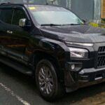 El Mitsubishi Triton, conocido como L200 en algunos mercados, ha sido un caballo de batalla confiable para muchos, pero sus calificaciones de seguridad no han sido tan impresionantes como su rendimiento. En las pruebas del Euro NCAP, que se centran en características de seguridad avanzadas, el Triton ha quedado por debajo de las expectativas. A pesar de su diseño robusto, el modelo carece de varios sistemas de seguridad modernos que son esenciales en mercados competitivos. Para mantenerse relevante, Mitsubishi deberá abordar estos problemas de seguridad y mejorar sus características en futuras versiones.