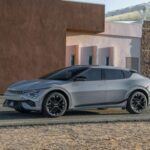 El Kia EV6 destaca entre los crossovers eléctricos por su diseño innovador y sus variantes de alto rendimiento, incluyendo el EV6 GT con 641 caballos de fuerza. Incluso las versiones base ofrecen un rendimiento sólido y autonomía competitiva. Este modelo evidencia cómo los vehículos eléctricos pueden competir con los tradicionales en estilo, potencia y experiencia de conducción, sin sacrificar funcionalidad.