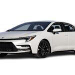 El Toyota Corolla ha sido uno de los sedanes más vendidos del mundo debido a su fiabilidad y bajo costo de mantenimiento. Con un precio promedio de transacción de $22,775, el Corolla sigue siendo una excelente opción para quienes buscan un vehículo asequible sin sacrificar calidad. El modelo LE 2025 incluye un motor de 1.8 litros y una eficiencia de combustible destacable. Su reputación en cuanto a durabilidad y tecnología avanzada también lo hace ideal para aquellos que buscan un coche de bajo costo con un historial comprobado.
