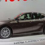 Debido al peso adicional de las baterías, los coches híbridos tienden a ser más pesados, lo que puede generar un mayor desgaste de los neumáticos. Además, el par motor instantáneo de los motores eléctricos y el sistema de frenado regenerativo pueden acelerar el desgaste de los neumáticos si no se gestiona adecuadamente. Algunos híbridos requieren neumáticos de baja resistencia a la rodadura, los cuales, si bien mejoran la eficiencia del combustible, son más caros y pueden ofrecer menos adherencia en condiciones de lluvia o nieve. Sin un mantenimiento adecuado de los neumáticos, la calidad de la conducción puede verse comprometida, además de que puede impactar negativamente en el consumo de combustible y la calidad de la marcha.