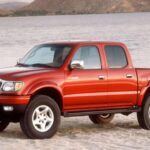 La Toyota Tacoma es un clásico en la categoría de camionetas resistentes. Con el modelo de motor de 4 cilindros fabricado entre 1997 y 2004, este vehículo no solo ha llegado a los 300,000 kilómetros, sino que también sigue funcionando sin problemas en muchas unidades. La combinación de su motor de 2.7L, robusto y de bajo mantenimiento, junto con su durabilidad general, hace que este modelo de Tacoma se convierta en una leyenda en el mundo de las camionetas. Aunque el exterior puede mostrar signos de desgaste (rayones y abolladuras), el rendimiento sigue intacto. Su fiabilidad ha sido aclamada a lo largo de los años, y es un vehículo que te asegura que simplemente no se va a descomponer.