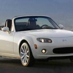 Puntuación de confiabilidad: 86/100
El Mazda MX-5 Miata es sinónimo de diversión y fiabilidad. Este roadster ligero y ágil es perfecto para aquellos que buscan una experiencia de conducción divertida, y su motor de 2.0 litros con 166 caballos de fuerza es más que suficiente para disfrutar en carreteras sinuosas. Con un costo de mantenimiento anual de solo $429, el Miata es una opción excelente para quienes desean un coche que dure años sin gastar una fortuna en reparaciones.
Kilometraje máximo registrado: 493,000 km
Calificación de confiabilidad de KBB: 4.8/5.