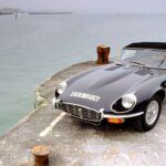 Considerado por muchos como el coche más bonito del mundo, el Jaguar E-Type es una obra maestra del diseño británico. Su forma esculpida, junto con una potencia impresionante y una suspensión trasera independiente, lo hicieron único en su época. Lo más sorprendente del E-Type es su precio asequible, lo que permitió a un público más amplio disfrutar de un automóvil de lujo y alto rendimiento. Su legado ha perdurado a lo largo de las décadas, y sigue siendo un símbolo de sofisticación y velocidad.
Punto clave: El E-Type es sinónimo de glamour y elegancia, un coche que combina rendimiento y belleza sin igual.