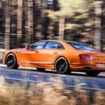 El Bentley Flying Spur 2025 simboliza la fusión entre la artesanía británica y la tecnología moderna. Con un nuevo sistema híbrido enchufable V8 que ofrece hasta 33 km de autonomía eléctrica, mantiene los 771 CV bajo el capó. Su precio, 266.250 dólares, refleja un sedán que no solo es un lujo rodante, sino también un verdadero contendiente al título de mejor coche para el día a día.