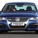 Entre los modelos más incomprendidos de Wolfsburgo destaca el Passat R36, disponible tanto en sedán como en versión familiar. Con un motor V6 de 3,6 litros y 300 CV, caja DSG y tracción total, alcanzaba los 100 km/h en apenas 5,6 segundos. A pesar de sus prestaciones, quedó en tierra de nadie: demasiado caro frente a un BMW 330i y sin el glamour de un Audi S4. Hoy es un coche codiciado por quienes saben apreciar los sleepers con alma deportiva.