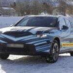 Mercedes apuesta por un SUV eléctrico que combina la identidad clásica de la marca con tecnología moderna. Situado entre el EQB y el EQE, el GLC eléctrico se aleja de las formas aerodinámicas para ofrecer una parrilla más alta y capó más grande. Se espera más de 650 km de autonomía y un precio aproximado de 70.000 euros, manteniendo en paralelo los modelos de gasolina y diésel.