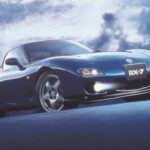 El Mazda RX-7 ha sido uno de los modelos más emblemáticos de la marca, vendiendo más de 812,000 unidades a lo largo de sus tres generaciones. Con su motor rotativo Wankel de 1,3 litros, el RX-7 fue uno de los deportivos más ágiles y ligeros de su época, ofreciendo un rendimiento excepcional en pistas y carreteras. Su chasis y su motor rotativo siguen siendo admirados hoy en día por los entusiastas del automóvil, y sigue siendo considerado uno de los deportivos más finos de los años 80 y 90. Sin duda, el RX-7 consolidó a Mazda como un fabricante de coches deportivos de renombre mundial.