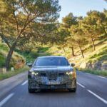 Además de su presentación en ferias, el iX3 se muestra en BMW Welt, junto a una estación de carga ultra rápida. Los visitantes pueden experimentar de primera mano cómo la marca combina diseño, innovación y sostenibilidad.