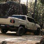 Con un precio de salida de 40.400 USD, el SX+ mejora la experiencia interior con ruedas de 18 pulgadas, asientos mixtos de tela y cuero sintético, iluminación ambiental, ventilación en la segunda fila y carga inalámbrica.