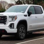 La GMC Sierra, símbolo de lujo y robustez, también está en transición. GMC desarrolla activamente versiones eléctricas, como la próxima Sierra EV, lo que podría reducir la producción de sus modelos convencionales y reforzar su compromiso con la sostenibilidad y la innovación tecnológica.