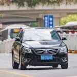 Modelos como el Toyota Camry sufren devaluación por un mercado saturado y cambios en las preferencias de los consumidores. A pesar de su comodidad y fiabilidad, la preferencia por SUVs y crossovers, junto con la búsqueda de opciones híbridas y eléctricas, impacta negativamente su valor de reventa.