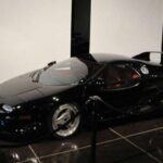 El Vector M12 parecía un superdeportivo salido del futuro: carrocería espectacular y el motor V12 de 500 CV del Lamborghini Diablo. Pero la realidad era otra: ajustes de carrocería desastrosos, problemas eléctricos constantes y un interior propio de un kit car. Apenas se fabricaron 17 unidades, lo que lo convierte en una rareza coleccionable, pero también en uno de los superdeportivos peor ejecutados de la historia.