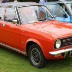 El Morris Marina, producido por British Leyland, nació con la misión de plantar cara al Ford Cortina. Sin embargo, el resultado fue un coche aburrido, con pésimo comportamiento dinámico, mala calidad de construcción y un diseño que jamás convenció. Fue objeto de burlas constantes en la prensa británica y, con los años, se ha convertido en sinónimo de mediocridad sobre ruedas.