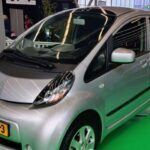 El Mitsubishi i-MiEV siempre destacó por ser uno de los eléctricos más asequibles de su época, pero esa ventaja de precio no bastó para sostener su valor en el mercado usado. Con autonomías muy limitadas y un diseño demasiado peculiar, los modelos entre 2012 y 2017 se convirtieron en una opción cada vez menos deseada. La falta de demanda ha reducido su presencia y su valor residual hasta cifras mínimas.