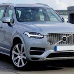 El Volvo XC90 es un SUV familiar que ha sabido ganarse un lugar entre los más longevos del mercado. Con una reputación sólida en seguridad y resistencia, este modelo sueco se mantiene como una excelente alternativa de segunda mano. Su construcción robusta y su capacidad para recorrer cientos de miles de kilómetros lo colocan por encima de muchos SUV modernos en términos de vida útil.