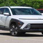 El Hyundai Kona sigue siendo uno de los SUV compactos más equilibrados del mercado. En el acabado SEL Convenience, que ronda los 28.500 dólares, ofrece un interior espacioso, buena eficiencia de combustible y un equipamiento tecnológico digno de segmentos superiores. Además, la garantía de Hyundai es una de las más completas del mercado, lo que aporta gran tranquilidad al comprador.