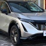 El Nissan Ariya, uno de los lanzamientos más esperados de 2022, no ha tenido un arranque perfecto. Diversos clientes informaron de problemas con la velocidad de carga y con la precisión en la estimación de autonomía. Nissan reaccionó rápido con actualizaciones y soporte técnico, pero estos fallos iniciales hacen dudar a algunos compradores sobre su fiabilidad a largo plazo.
